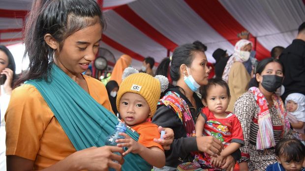Pemerintah Provinsi (Pemprov) DKI Jakarta menggandeng Korps Brimob Polri dan Badan Kependudukan dan Keluarga Berencana Nasional (BKKBN) untuk menurunkan angka stunting di Kalibaru, Cilincing, Jakarta Utara. (Dok: Humas Brimob)