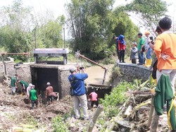 Banjir Tersisa Dua Titik, Pemkab Mojokerto Gencar Bersihkan Sampah