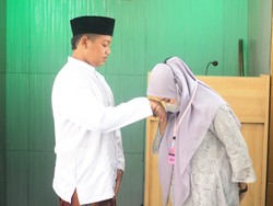 Tangis Penyesalan Pesilat Pembunuh Penjual Nanas Gresik saat Nikah di Rutan