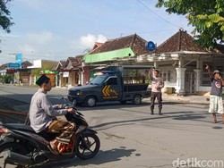 Polisi dan Warga Tutup Jalan Ceper-Pedan Klaten, Ada Apa To?