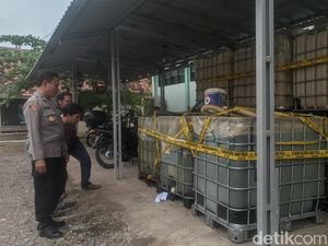 Polisi Gerebek Gudang Penimbun BBM di Demak, Sita 4.000 Liter Solar Subsidi Polisi Gerebek Gudang Penimbun BBM di Demak, Sita 4.000 Liter Solar Subsidi