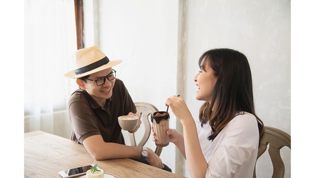 Ilustrasi dua orang yang tengah mengonsumsi minuman yang manis.