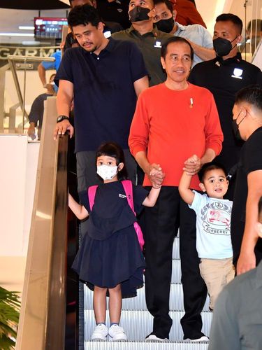 Presiden Joko Widodo (Jokowi) berunjung ke Delipark Mall, bersama dengan dua cucuknya, Sedah Mirah dan Panembahan Al Nahyan.