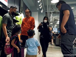 Jokowi Ngemal Bareng Cucu di Medan, Pengunjung Mendadak Heboh