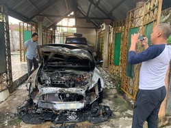 Barbar Pria Kendari Bakar Mobil Pengusaha Hotel Usai Cekcok dengan Istri