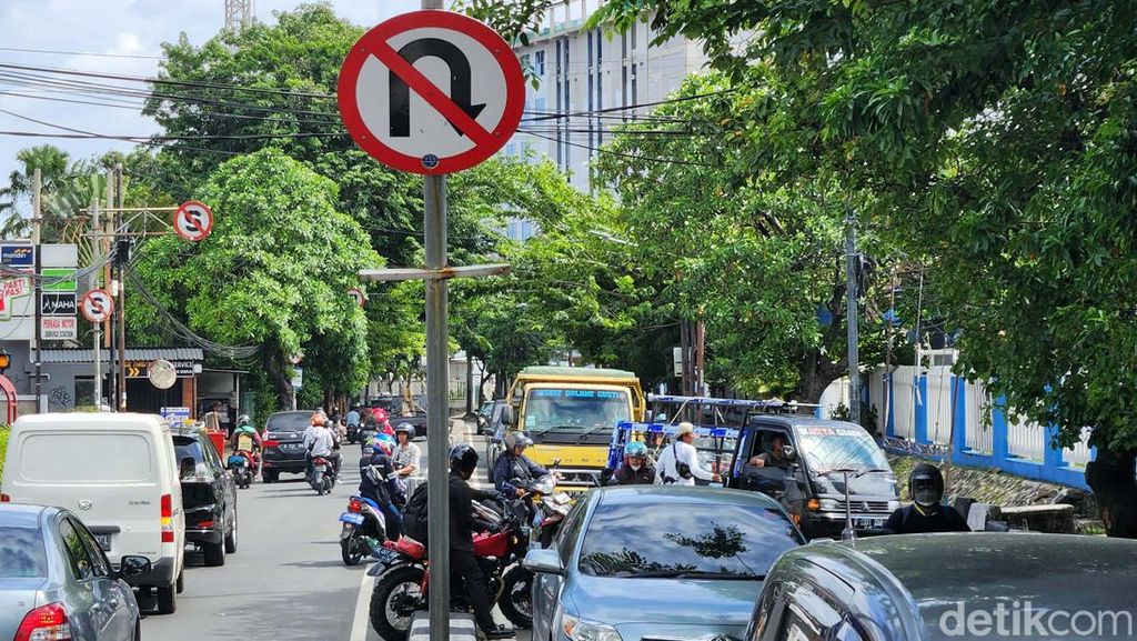 Rambu Larangan Putar Balik Cuma Jadi Pajangan di Jalan Veteran Jaksel Rambu Larangan Putar Balik Cuma Jadi Pajangan di Jalan Veteran Jaksel