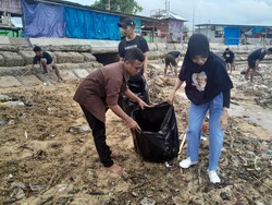 Relawan Ganjar Gelar Bersih-bersih Pantai Warna Oesapa di Kupang