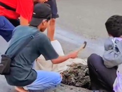 Keren, Sejumlah Remaja di Situbondo Urunan Tambal Jalan Pantura yang Rusak
