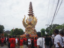 Palebon Putra I Gusti Ngurah Rai, 1.800 Warga Mengarak Bade Tingkat Sembilan