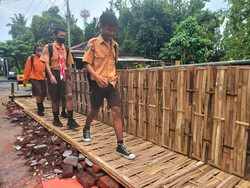 Tak Kunjung Diperbaiki, Warga Swadaya Buat Jembatan Darurat dari Bambu