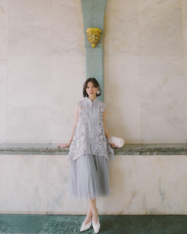 Sheila dengan Brokat Top dan Pleated Skirt. Foto Instagram: sheiladaisha Sheila dengan Brokat Top dan Pleated Skirt. Foto Instagram: sheiladaisha