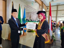Top! Jurnalis ini Jadi Wisudawan Terbaik UIN Semarang di Hari Pers Nasional