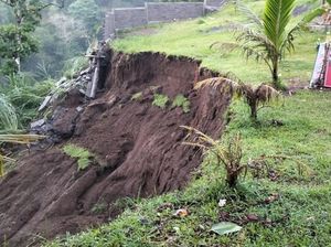 Tanah Kuburan Desa Adat Besakih Tergerus Sepanjang 22 Meter