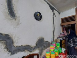 Bu Ami Persilakan Lurah-Camat Mengecek Temboknya yang Rawan Roboh