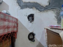 Buktikan Tak Ada Fondasi, Bu Ami Lubangi Tembok-Tembus ke Tanah Tetangga