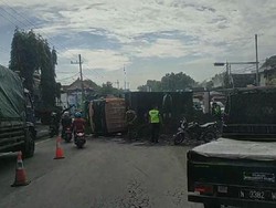Truk Muat Pasir Terguling di Pertigaan Tambakrejo Pasuruan, Lalin Tersendat
