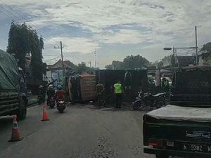 Truk Muat Pasir Terguling di Pertigaan Tambakrejo Pasuruan, Lalin Tersendat Truk Muat Pasir Terguling di Pertigaan Tambakrejo Pasuruan, Lalin Tersendat