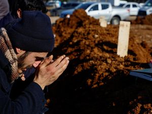 Perbuatan Sunnah pada Waktu Pemakaman, Salah Satunya Baca Talqin Perbuatan Sunnah pada Waktu Pemakaman, Salah Satunya Baca Talqin