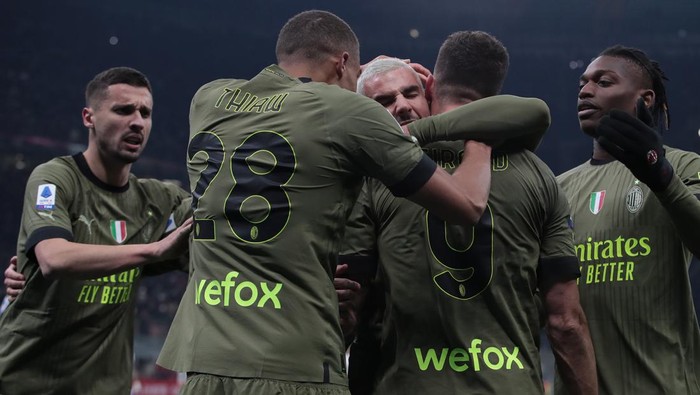 MILAN, ITALY - FEBRUARY 10: Olivier Giroud of AC Milan celebrates with his team-mates after scoring the opening goal during the Serie A match between AC Milan and Torino FC at Stadio Giuseppe Meazza on February 10, 2023 in Milan, Italy. (Photo by Emilio Andreoli/Getty Images)