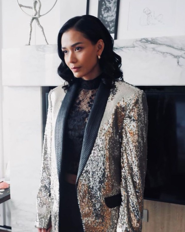 Adinia Wirasti dengan glittered blazer/Sumber: IG @adiniawrst
