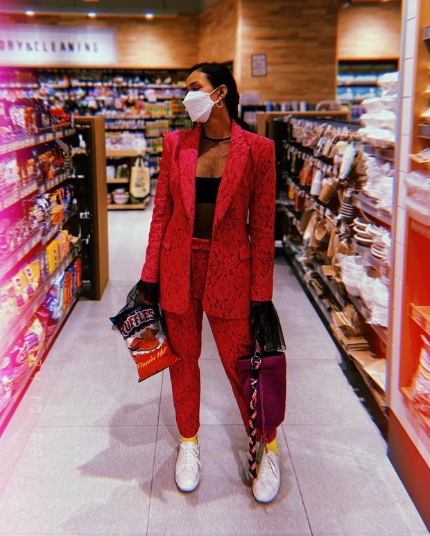 Adinia Wirasti dengan setelan blazer merah/Sumber: IG @adiniawrst