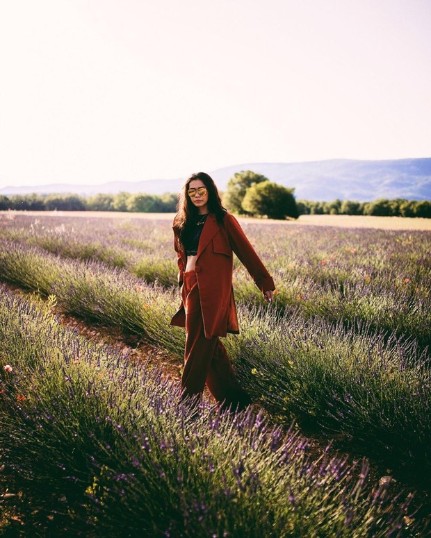 Adinia Wirasti saat berada di ladang lavender/Sumber: IG @adiniawrst