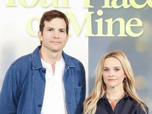 Pose Kaku dengan Reese Witherspoon, Ashton Kutcher Tak Mau Digosipin Selingkuh Pose Kaku dengan Reese Witherspoon, Ashton Kutcher Tak Mau Digosipin Selingkuh