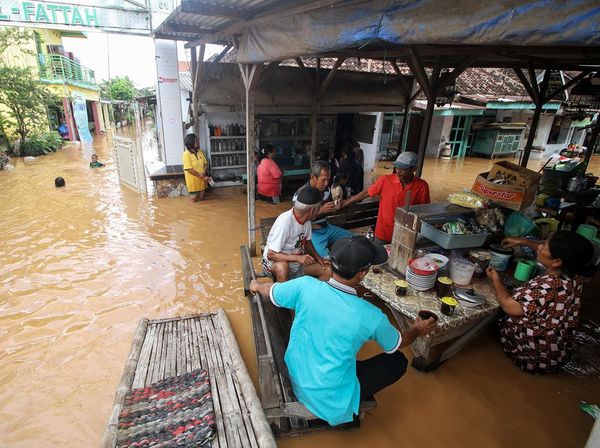 Potret Warga Pasuruan Asyik Ngopi di Tengah Banjir