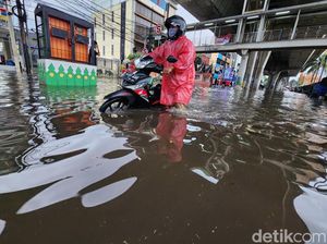 Banjir Sempat Rendam Perempatan Cipulir Jaksel, Berangsur Surut