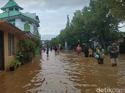 Banjir Lumpuhkan Akses Antarkecamatan-Aktivitas Warga Grati Pasuruan