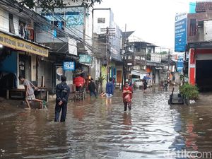 Jalan Kemang Utara IX Jaksel Banjir, Kendaraan Tak Bisa Lewat