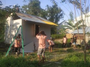 Relawan Ganjar Pranowo Bedah Rumah Warga Kurang Mampu di Samarinda