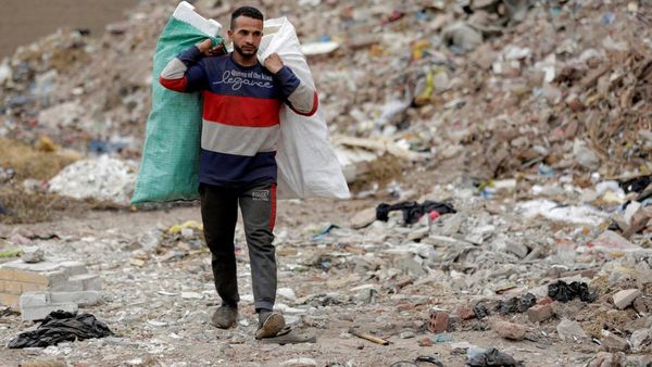 6 Foto Binaragawan yang Memulung di Siang Hari, Berlatih di Malam Hari