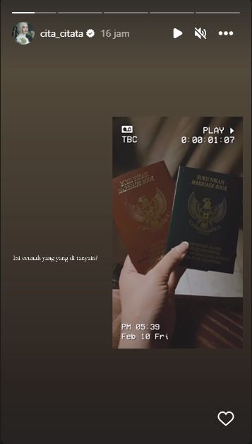 Cita Citata pamer buku nikah