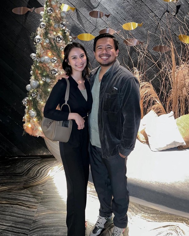 Clairine Clay dan Joshua saat malam natal/Sumber: IG @clairineclay