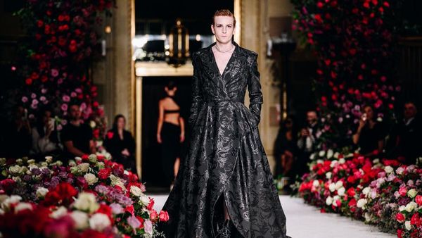 Foto: Momen Langka Adik Pria Lindsay Lohan di Catwalk, Muncul Pakai Gaun