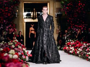 Foto: Momen Langka Adik Pria Lindsay Lohan di Catwalk, Muncul Pakai Gaun