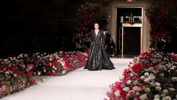 NEW YORK, NEW YORK - FEBRUARY 09: A model walks the runway at Christian Siriano Fall/Winter 2023 NYFW Show at Gotham Hall on February 09, 2023 in New York City. (Photo by Hippolyte Petit/Getty Images)