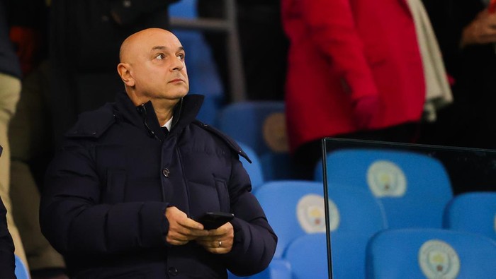 MANCHESTER, ENGLAND - JANUARY 19: Daniel Levy, chairman of Tottenham Hotspur, watches on from the stands during the Premier League match between Manchester City and Tottenham Hotspur at Etihad Stadium on January 19, 2023 in Manchester, England. (Photo by James Gill - Danehouse/Getty Images)