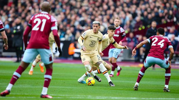 LONDON, ENGLAND - FEBRUARY 11: Enzo Fernandez of Chelsea in action during the Premier League match between West Ham United and Chelsea FC at London Stadium on February 11, 2023 in London, United Kingdom. (Photo by Craig Mercer/MB Media/Getty Images)