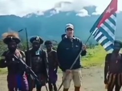 Beredar Foto Pilot Susi Air Gabung KKB, Begini Faktanya