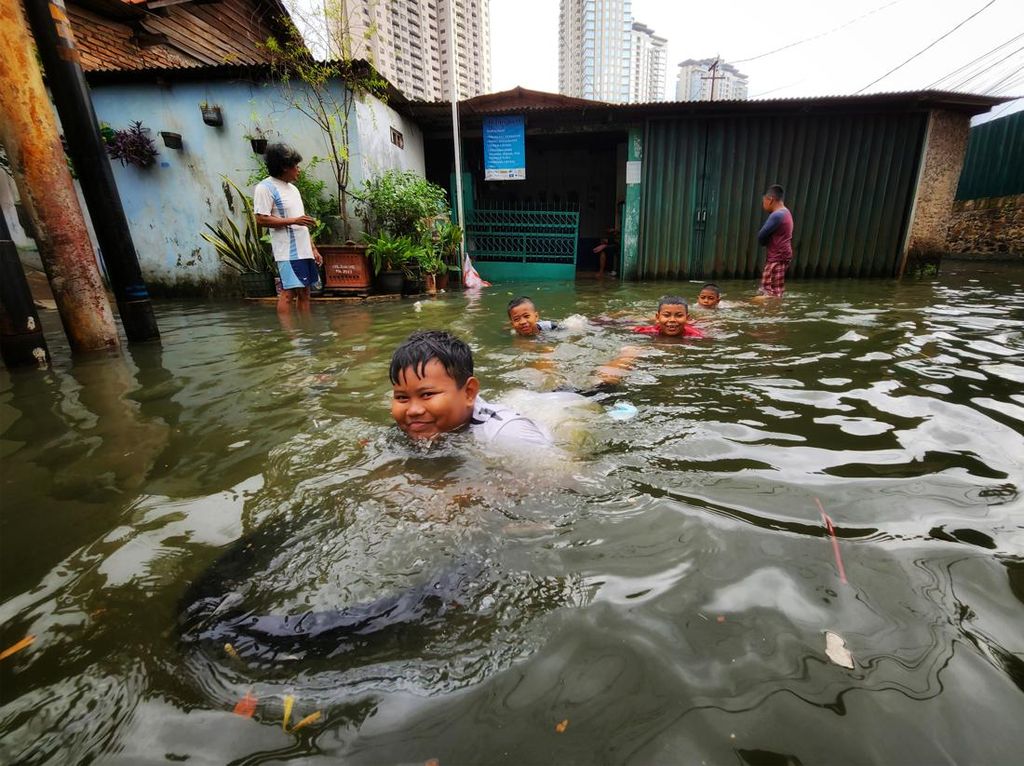 Hujan Deras di Jakarta Tadi Pagi Bikin Kawasan Ini Terendam