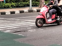 Hati-hati, Jalanan di Kota Surabaya Mulai Berlubang Tergerus Hujan