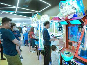 Kunjungi Mal di Medan Lagi, Jokowi Main Bareng Ketua Nahyan