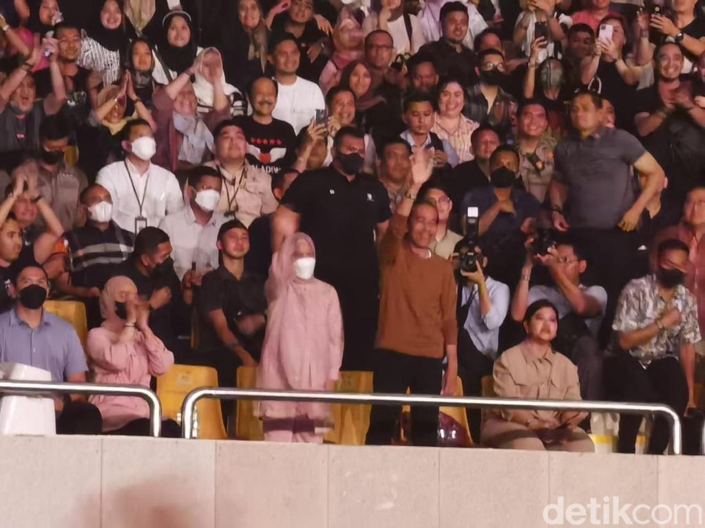 Momen Jokowi dan Iriana Bergoyang Nonton Konser Dewa 19 di Medan