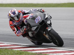 MotoGP Mandalika 2023: Masuk Pertengahan Balapan, Jorge Martin Jatuh! MotoGP Mandalika 2023: Masuk Pertengahan Balapan, Jorge Martin Jatuh!