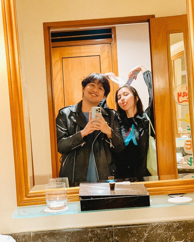 Joshua dengan Clairine Clay saat mirror selfie/Sumber: IG @jojosuherman
