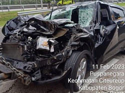 Mobil HRV Kecelakaan Hingga Ringsek di Tol Jagorawi, Diduga Sopir Ngantuk