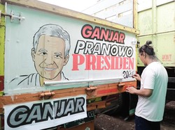 Komunitas Sopir Truk di Bandung Cat Bak Mobil Bergambar Ganjar Pranowo