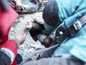 Korban Gempa Turki Selamat Setelah 108 Jam Terkubur Reruntuhan Korban Gempa Turki Selamat Setelah 108 Jam Terkubur Reruntuhan